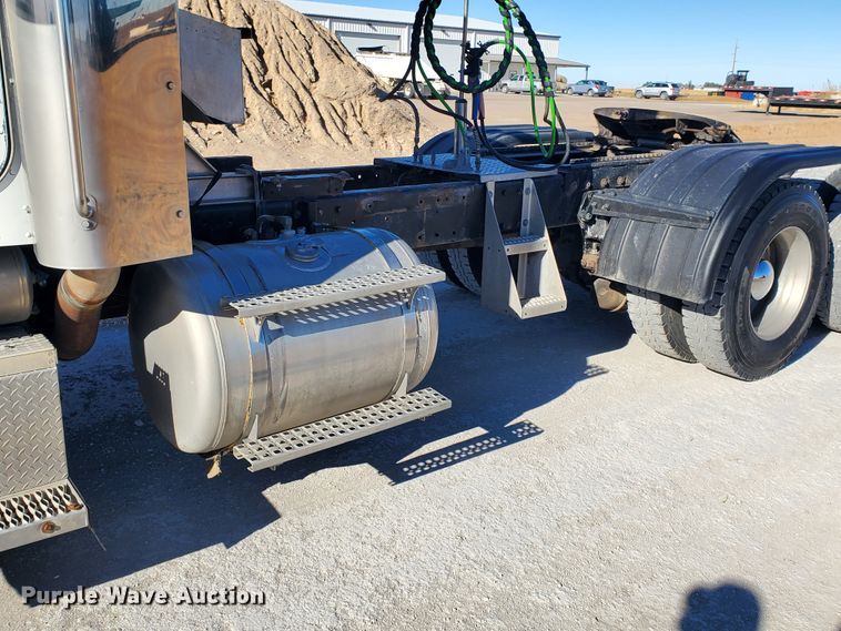 image for item HW9504 1994 Peterbilt 379  semi truck