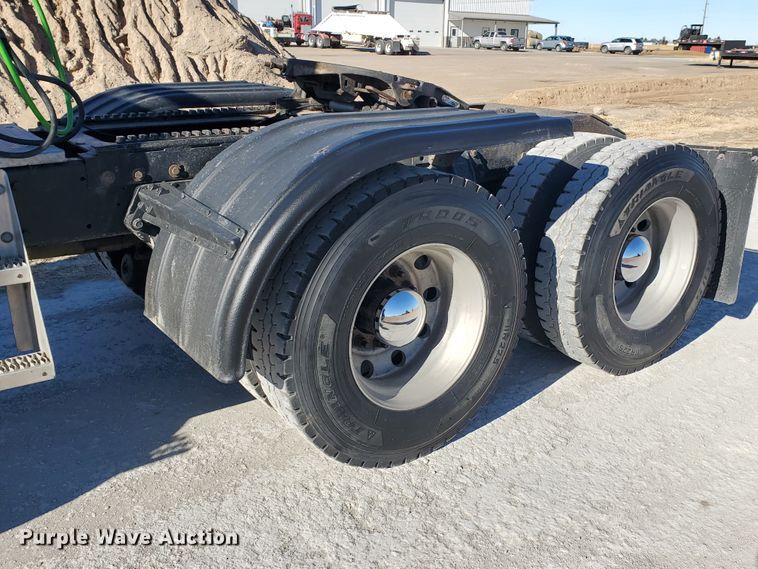 image for item HW9504 1994 Peterbilt 379  semi truck