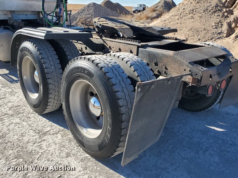 image for item HW9504 1994 Peterbilt 379  semi truck