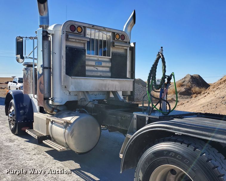 image for item HW9504 1994 Peterbilt 379  semi truck