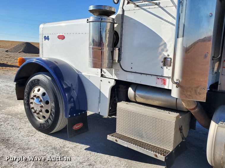 image for item HW9504 1994 Peterbilt 379  semi truck