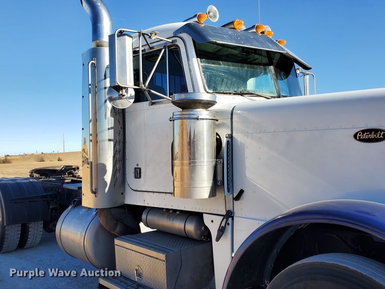 image for item HW9504 1994 Peterbilt 379  semi truck