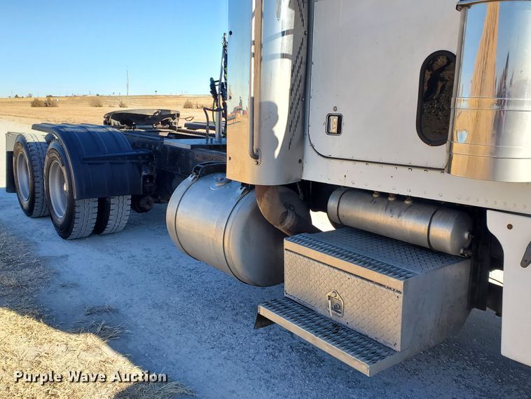 image for item HW9504 1994 Peterbilt 379  semi truck