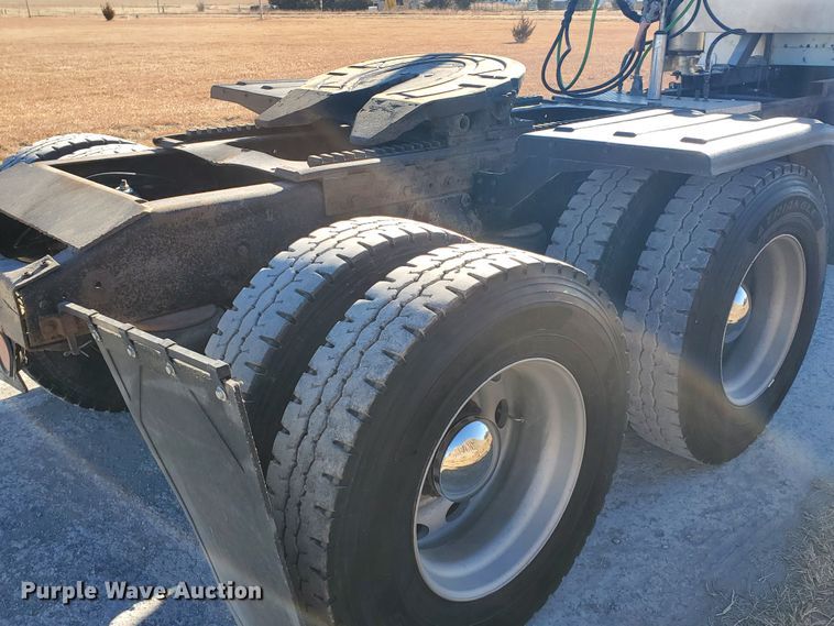 image for item HW9504 1994 Peterbilt 379  semi truck