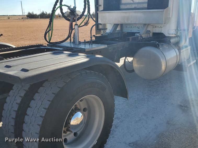 image for item HW9504 1994 Peterbilt 379  semi truck