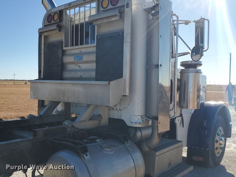 image for item HW9504 1994 Peterbilt 379  semi truck