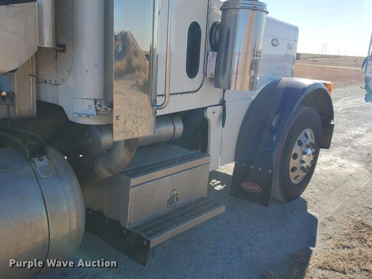 image for item HW9504 1994 Peterbilt 379  semi truck