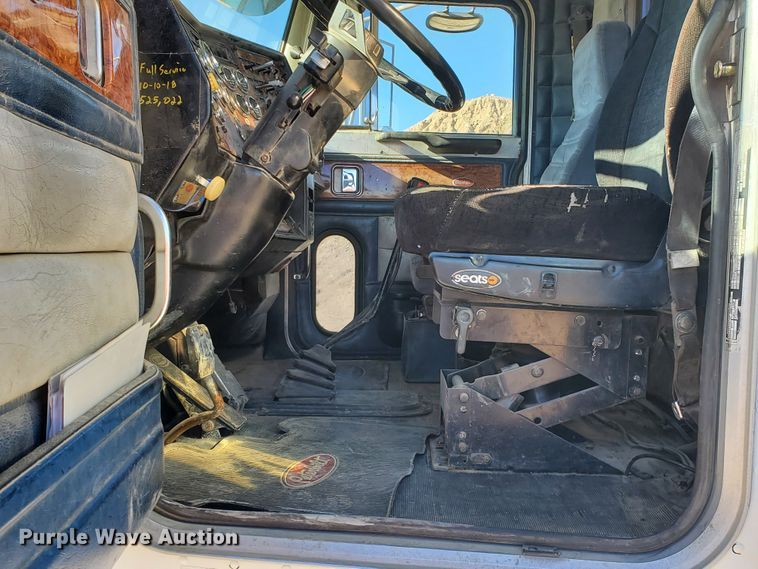 image for item HW9504 1994 Peterbilt 379  semi truck