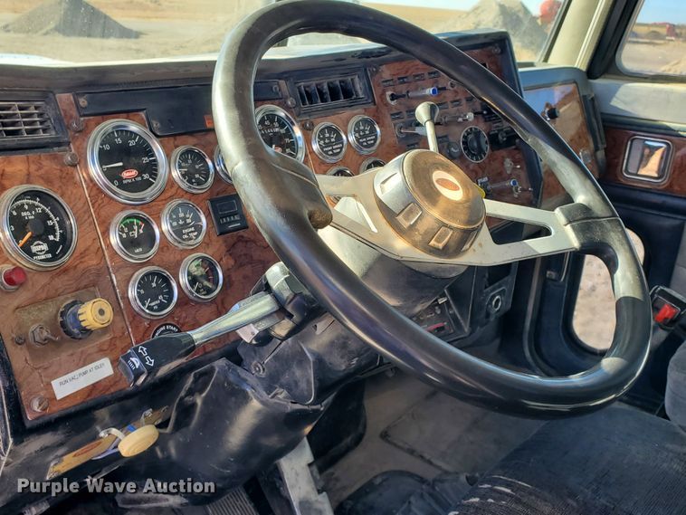 image for item HW9504 1994 Peterbilt 379  semi truck