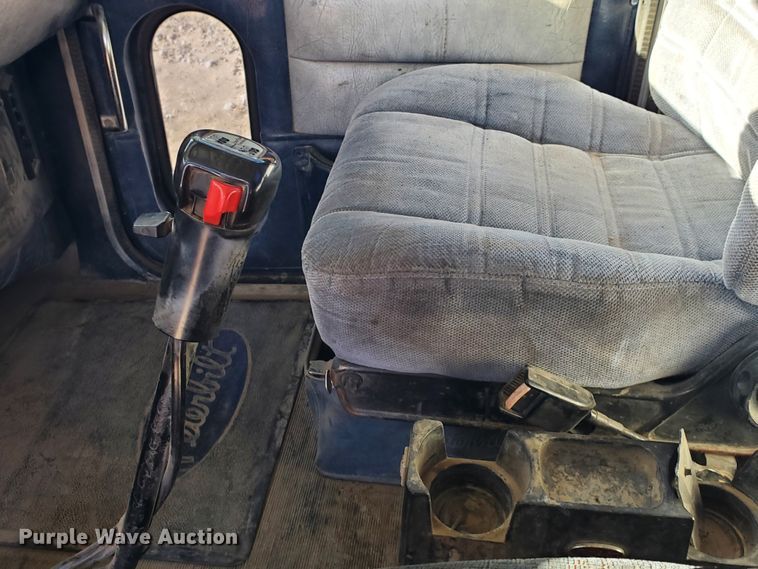 image for item HW9504 1994 Peterbilt 379  semi truck