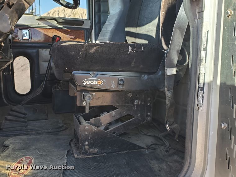 image for item HW9504 1994 Peterbilt 379  semi truck