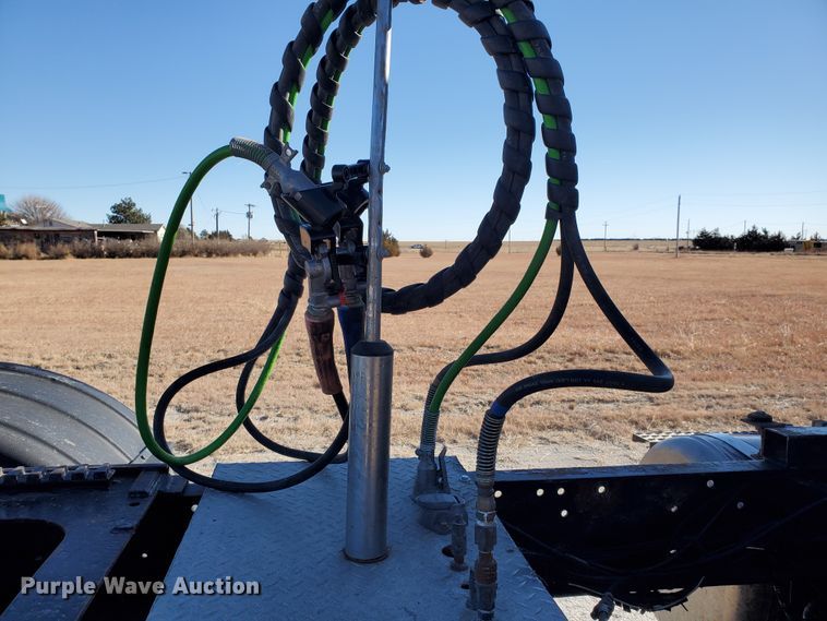 image for item HW9504 1994 Peterbilt 379  semi truck