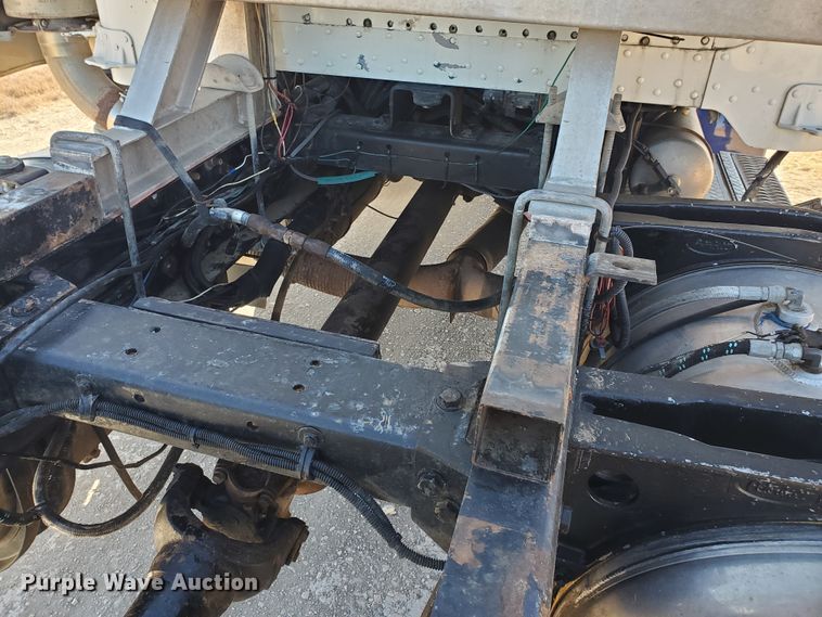 image for item HW9504 1994 Peterbilt 379  semi truck