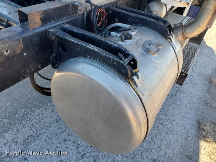 image for item HW9504 1994 Peterbilt 379  semi truck