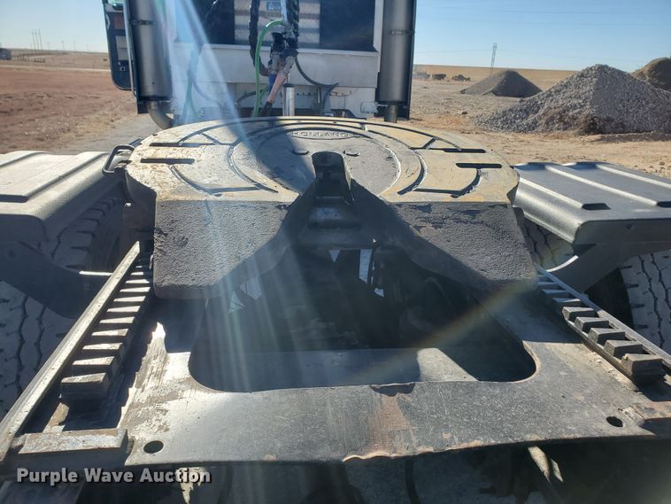 image for item HW9504 1994 Peterbilt 379  semi truck