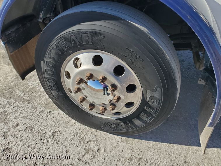 image for item HW9504 1994 Peterbilt 379  semi truck