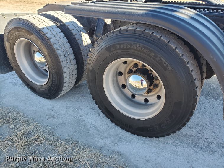 image for item HW9504 1994 Peterbilt 379  semi truck