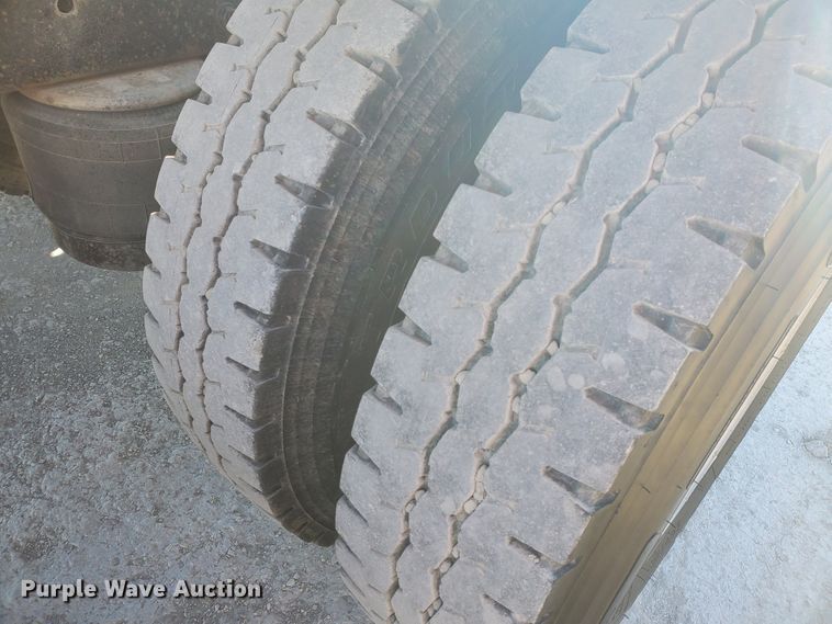 image for item HW9504 1994 Peterbilt 379  semi truck