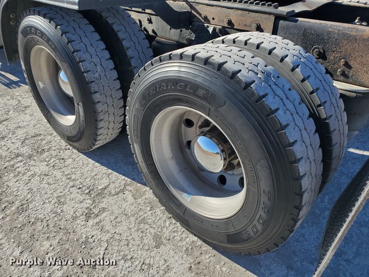 image for item HW9504 1994 Peterbilt 379  semi truck