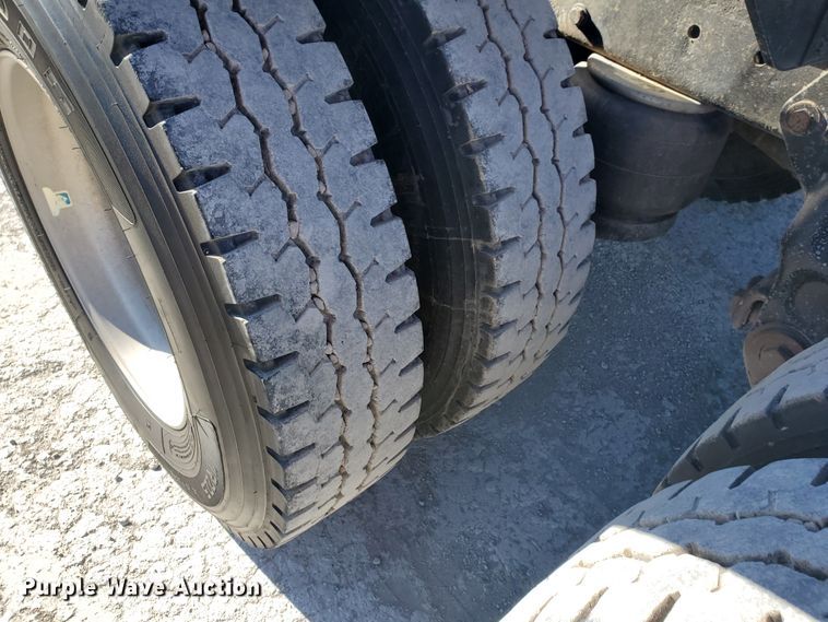 image for item HW9504 1994 Peterbilt 379  semi truck