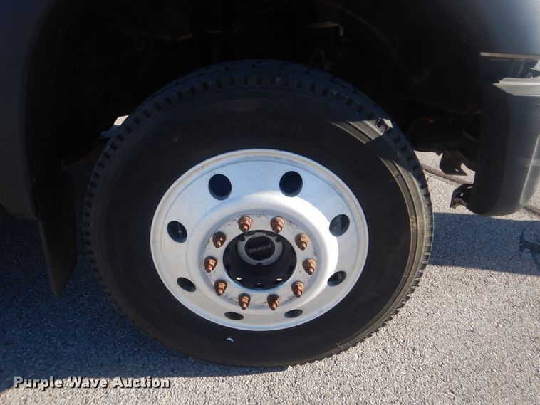 image for item AE9502 2014 Ford F550 Super Duty XLT  Crew Cab flatbed truck