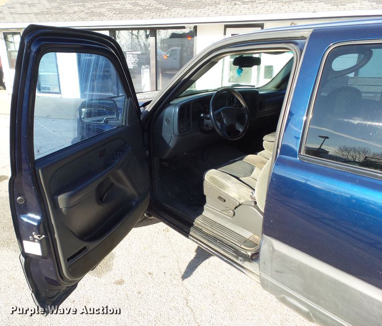 image for item DF0993 2004 Chevrolet Avalanche 1500  Crew Cab pickup truck