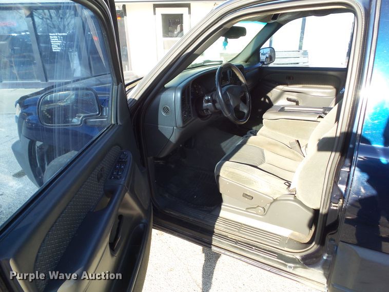 image for item DF0993 2004 Chevrolet Avalanche 1500  Crew Cab pickup truck