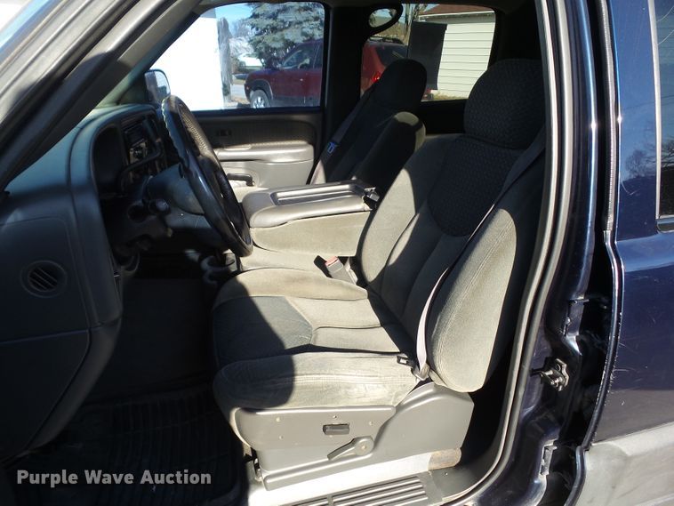 image for item DF0993 2004 Chevrolet Avalanche 1500  Crew Cab pickup truck