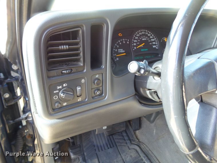 image for item DF0993 2004 Chevrolet Avalanche 1500  Crew Cab pickup truck