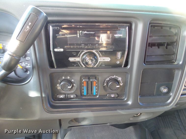 image for item DF0993 2004 Chevrolet Avalanche 1500  Crew Cab pickup truck