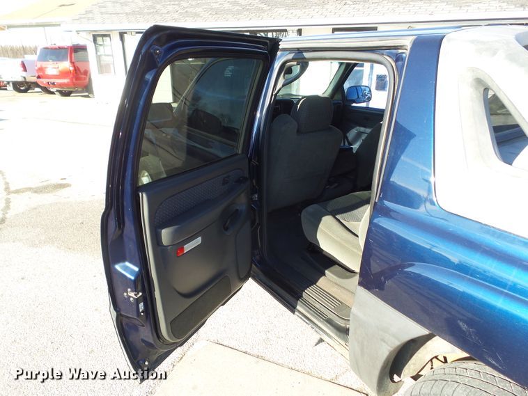 image for item DF0993 2004 Chevrolet Avalanche 1500  Crew Cab pickup truck