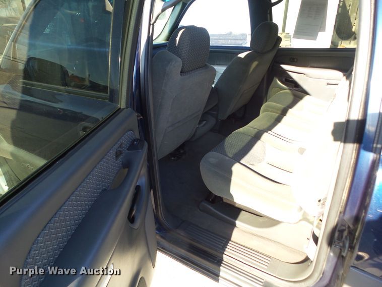 image for item DF0993 2004 Chevrolet Avalanche 1500  Crew Cab pickup truck