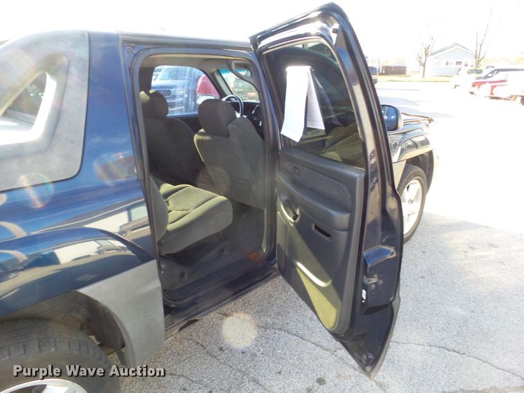 image for item DF0993 2004 Chevrolet Avalanche 1500  Crew Cab pickup truck