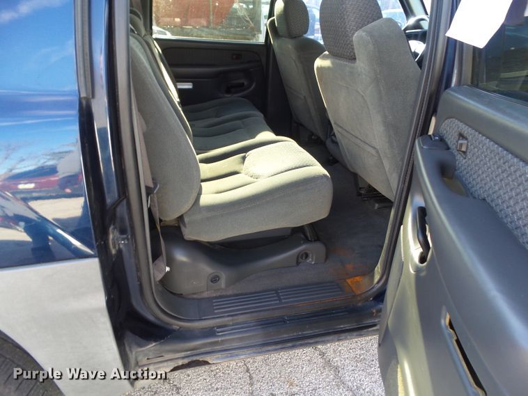 image for item DF0993 2004 Chevrolet Avalanche 1500  Crew Cab pickup truck