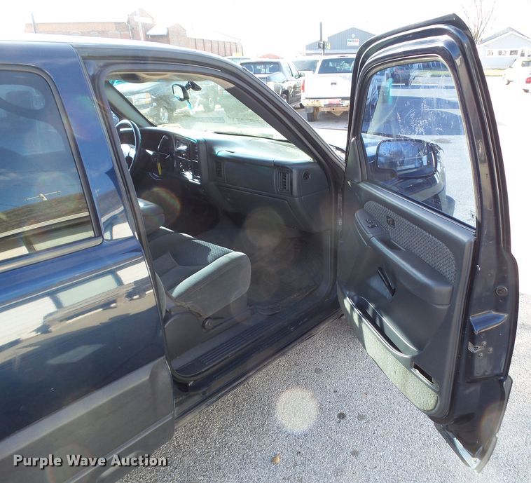 image for item DF0993 2004 Chevrolet Avalanche 1500  Crew Cab pickup truck