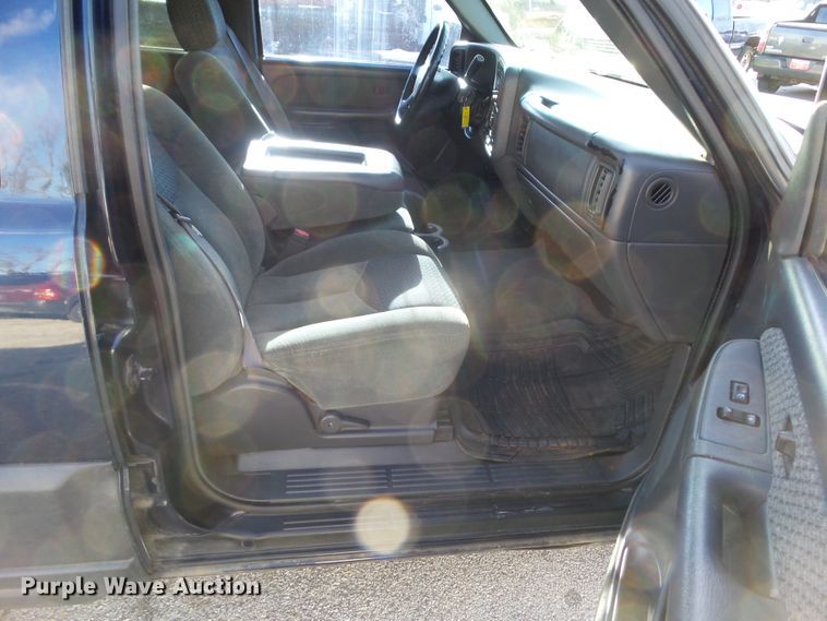 image for item DF0993 2004 Chevrolet Avalanche 1500  Crew Cab pickup truck