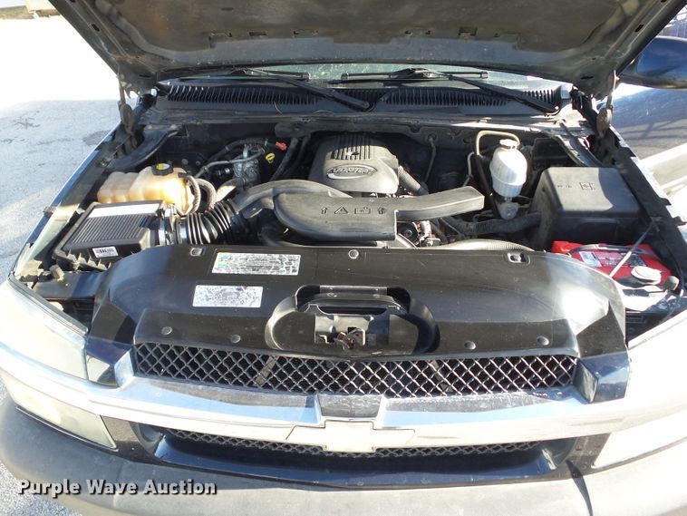 image for item DF0993 2004 Chevrolet Avalanche 1500  Crew Cab pickup truck