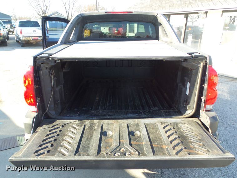 image for item DF0993 2004 Chevrolet Avalanche 1500  Crew Cab pickup truck