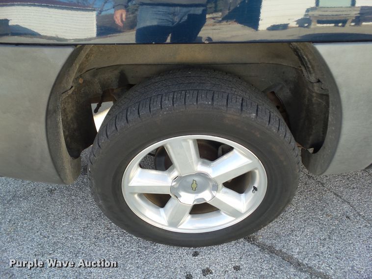 image for item DF0993 2004 Chevrolet Avalanche 1500  Crew Cab pickup truck