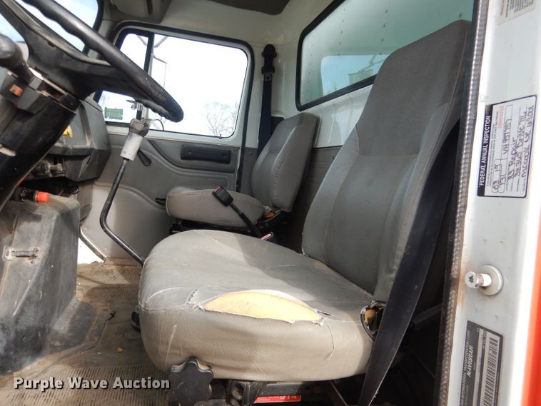 image for item DG4662 1997 International 4700  box truck