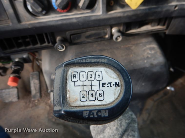 image for item DG4662 1997 International 4700  box truck