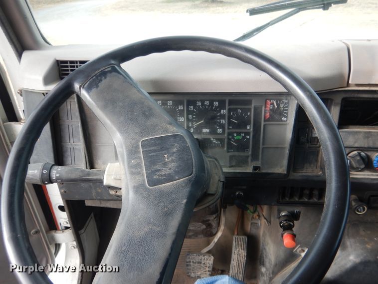 image for item DG4662 1997 International 4700  box truck