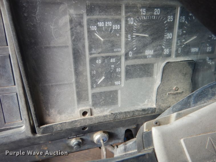 image for item DG4662 1997 International 4700  box truck