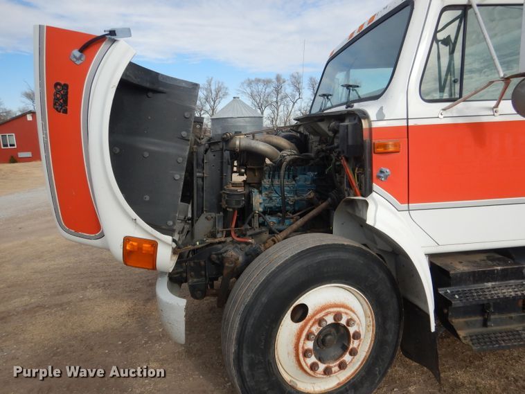 image for item DG4662 1997 International 4700  box truck