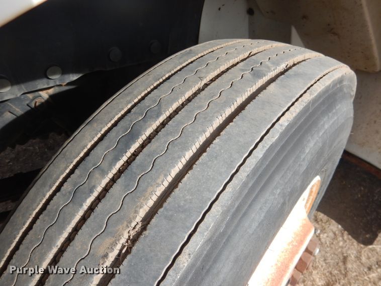 image for item DG4662 1997 International 4700  box truck