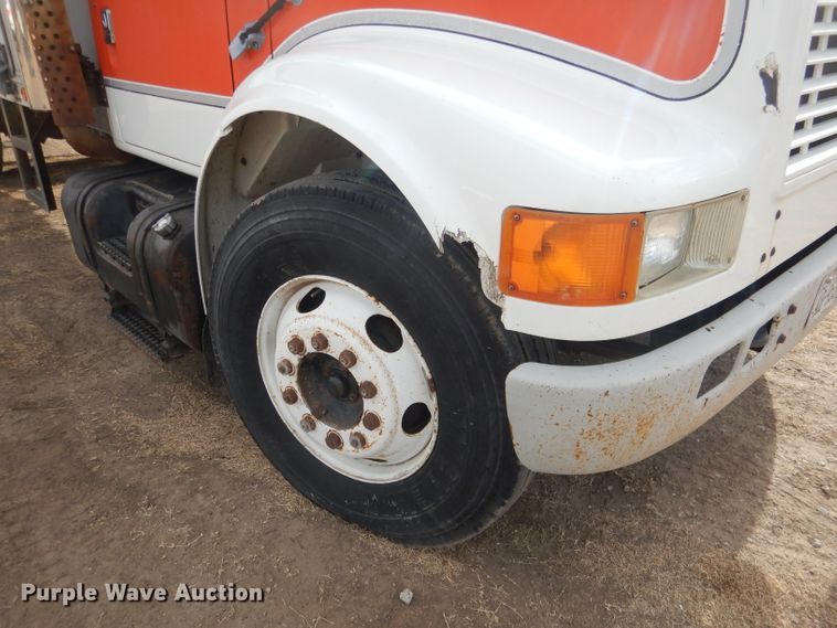 image for item DG4662 1997 International 4700  box truck