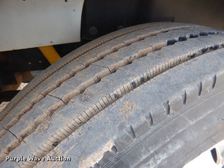 image for item DG4662 1997 International 4700  box truck