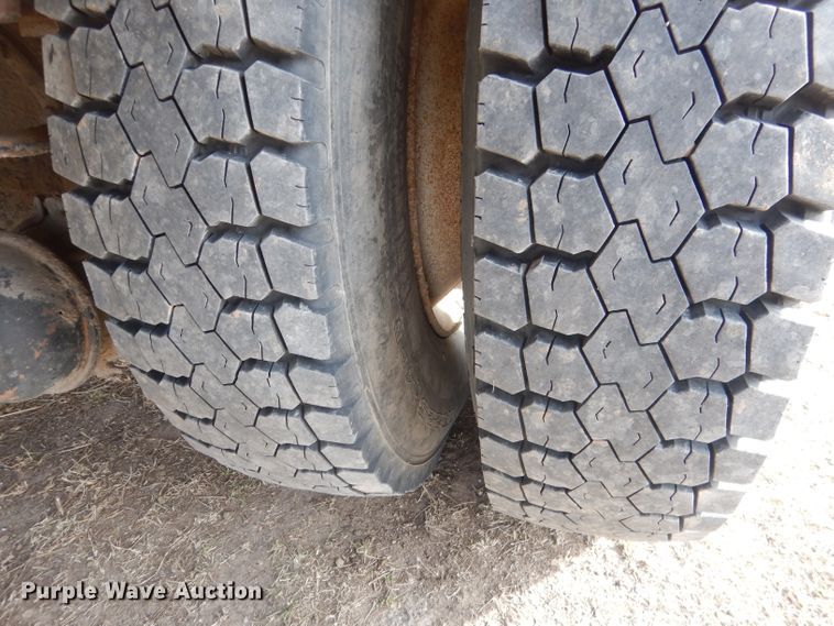 image for item DG4662 1997 International 4700  box truck