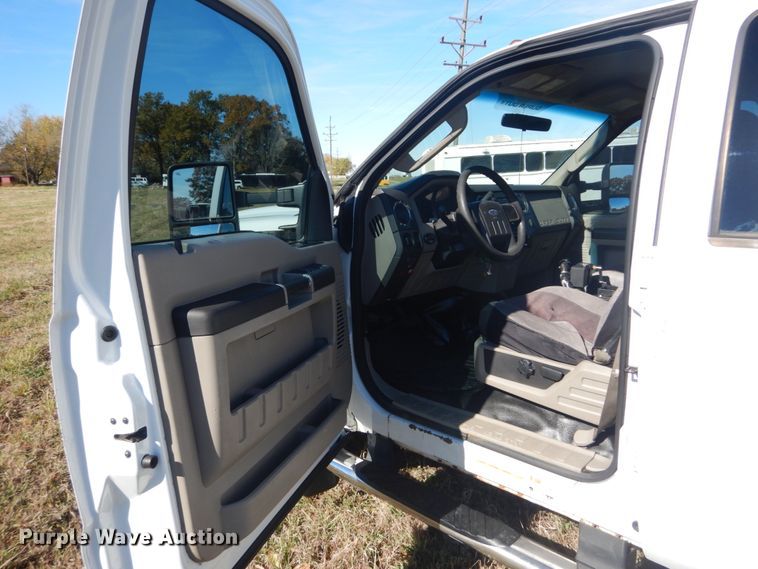 image for item DH5247 2008 Ford F550 Super Duty XLT  Crew Cab truck cab and chassis