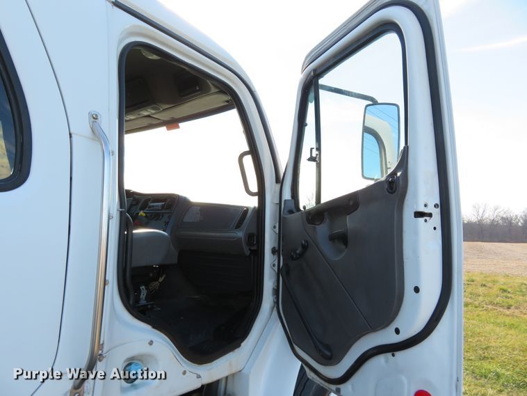 image for item DI3967 2010 Freightliner Business Class M2  Crew Cab utility truck